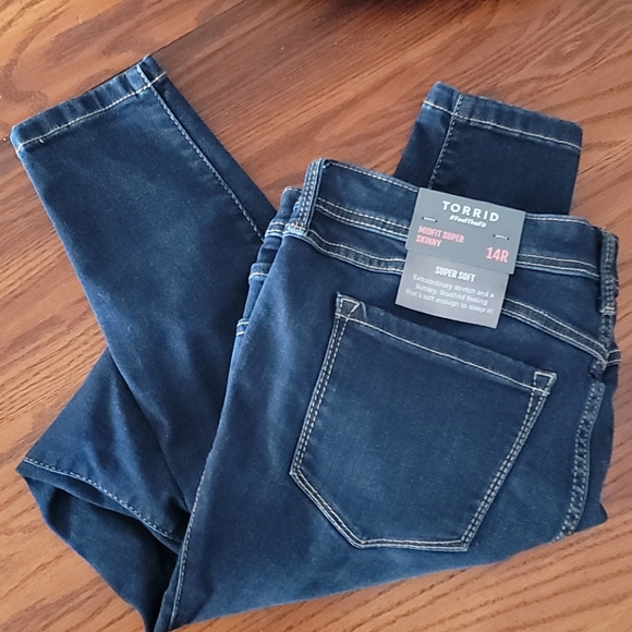 Torrid Midfit Super Skinny Jean SuperSoft Drk Wash - Picture 2 of 3